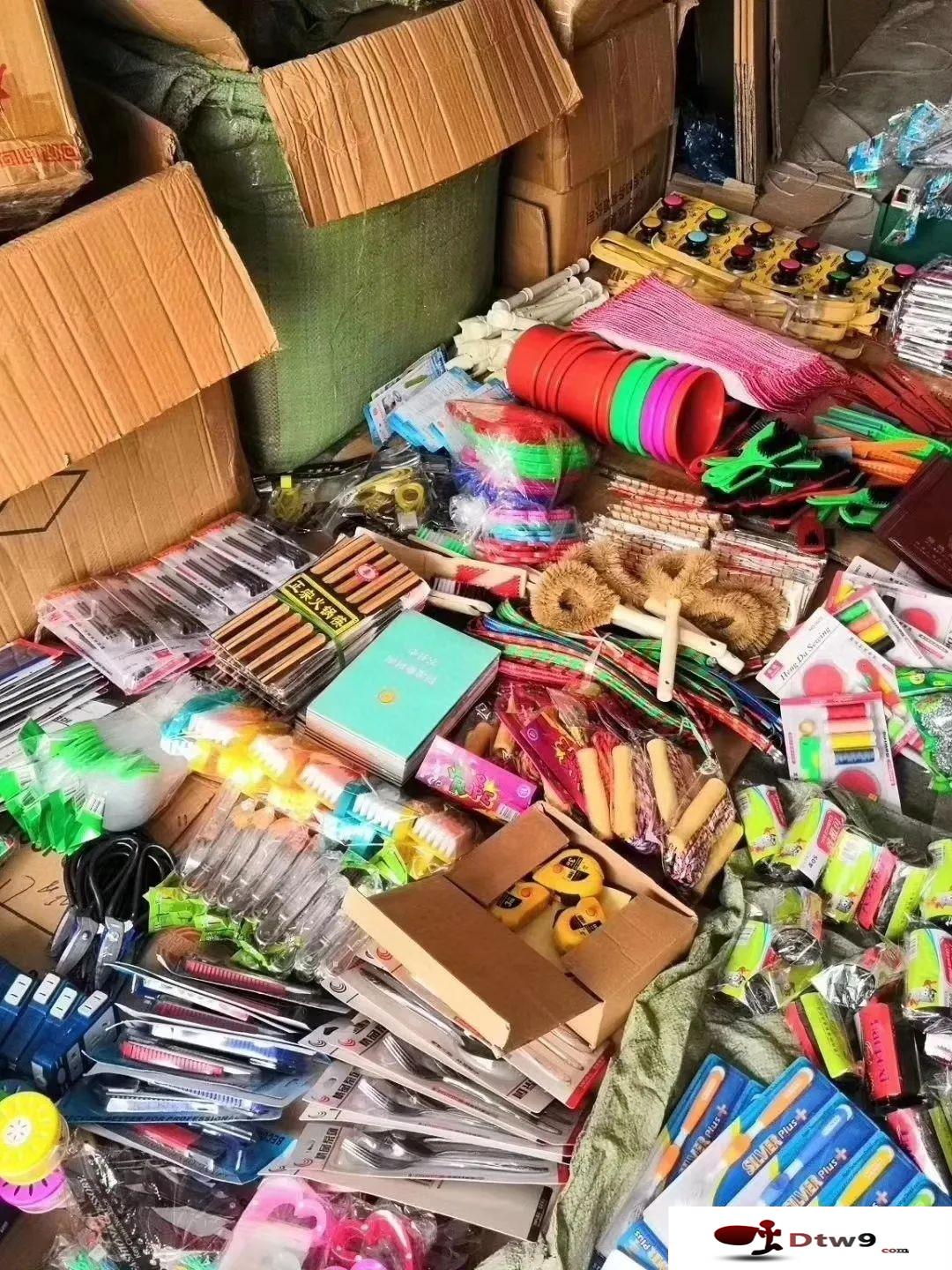 秋天擺地?cái)傎u什么百貨好賺錢？椰殼抹布，掛鉤，牛筋梳等2元3元百貨貨源
