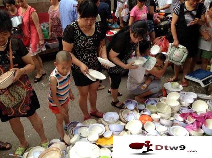 擺地?cái)傎u餐具兩元模式，真正的地?cái)傌浥芰客? title=
