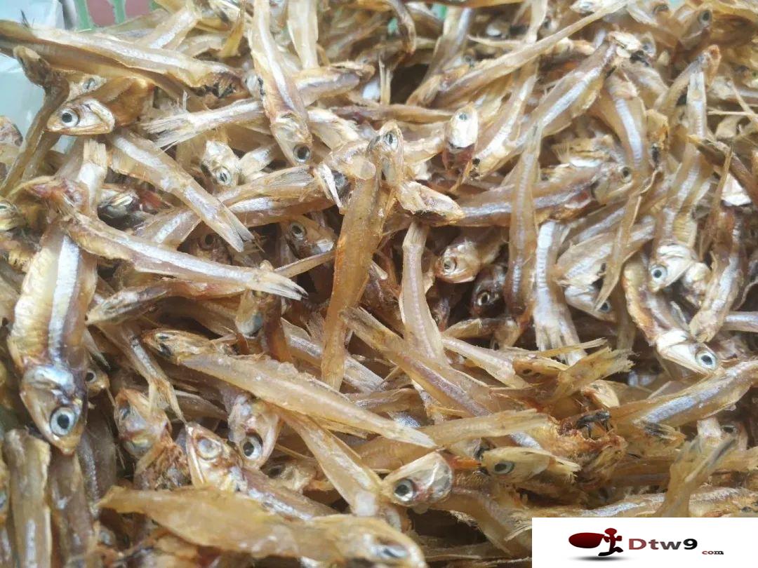 冬季擺地攤賣食品干貨，年貨網(wǎng)紅零食貨源批發(fā)