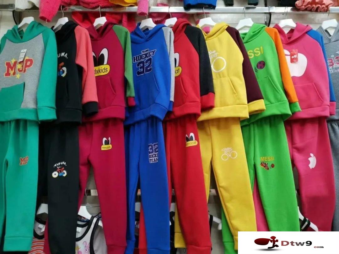 秋冬款地?cái)們和路浽矗瑪[地?cái)傎u兒童服裝批發(fā)