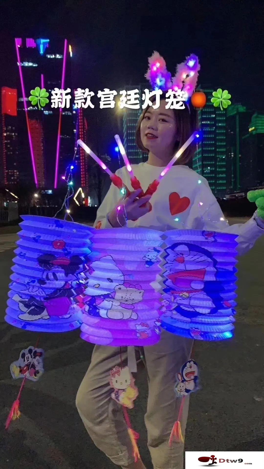 國慶擺地攤賣發(fā)光國旗，國旗手拍_燈籠_發(fā)光玩具批發(fā)貨源