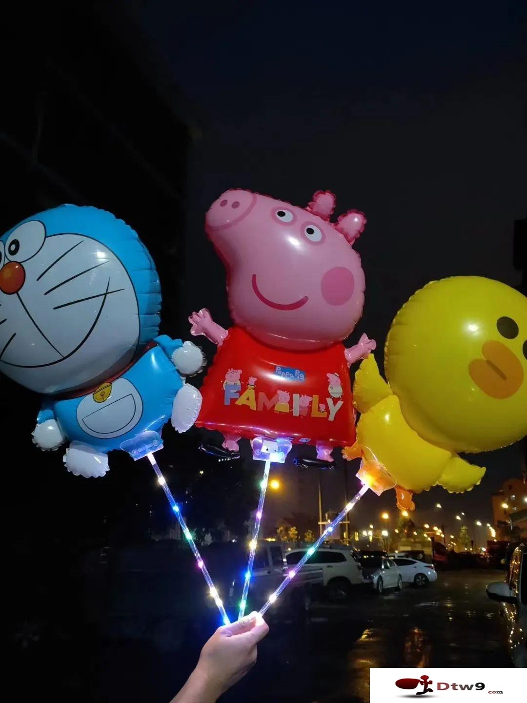國慶擺地攤賣發(fā)光國旗，國旗手拍_燈籠_發(fā)光玩具批發(fā)貨源