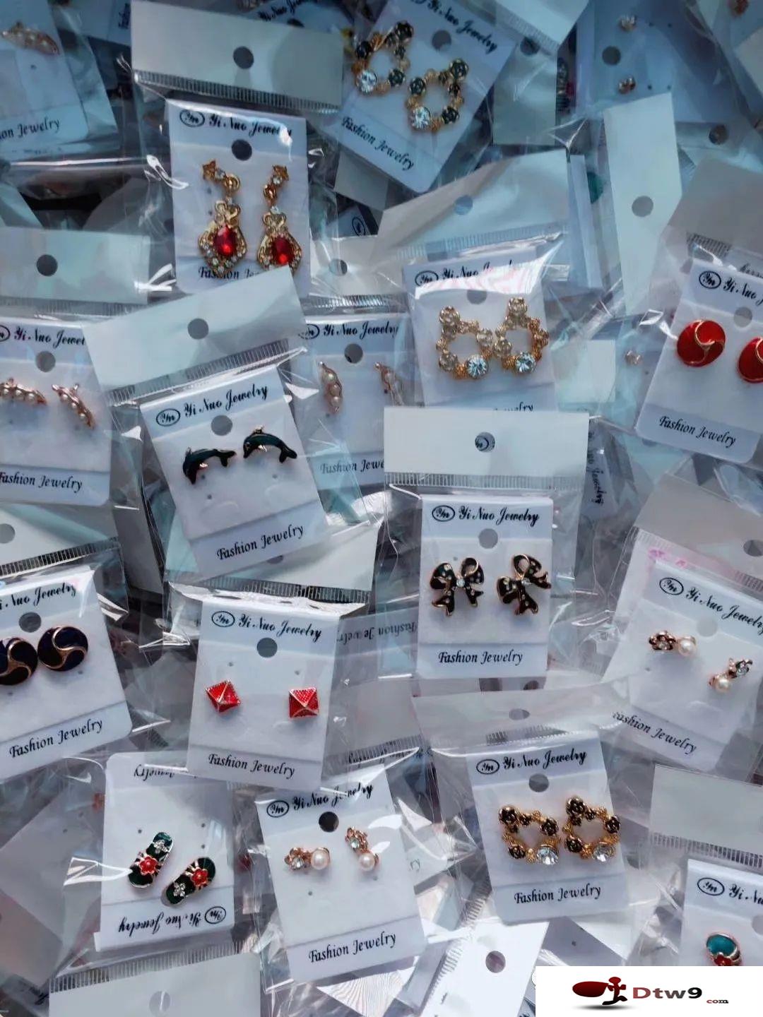 擺地?cái)傎u飾品技巧，2020秋冬熱銷精品飾品貨源批發(fā)