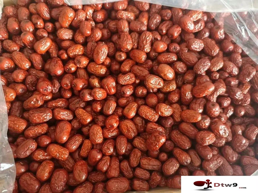 擺地?cái)傎u食品干貨，黃金薯片，海帶絲，桂圓干貨源批發(fā)