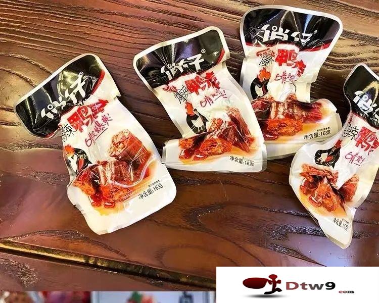 冬季擺地攤賣食品干貨，年貨網(wǎng)紅零食貨源批發(fā)