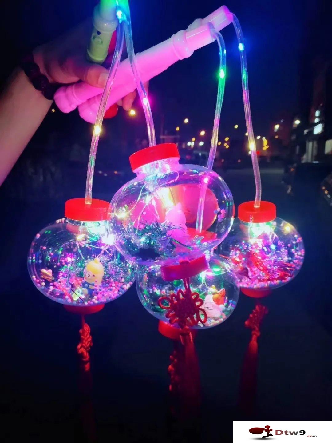 中秋國慶擺地攤賣什么最賺錢？發(fā)光燈籠新奇特玩具貨源批發(fā)