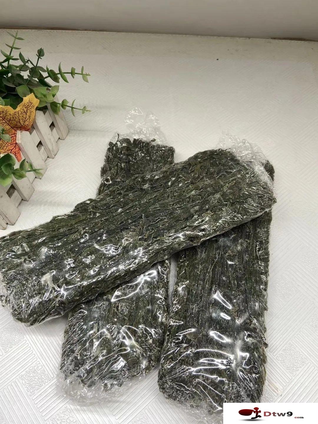 擺地?cái)傎u食品干貨，黃金薯片，海帶絲，桂圓干貨源批發(fā)