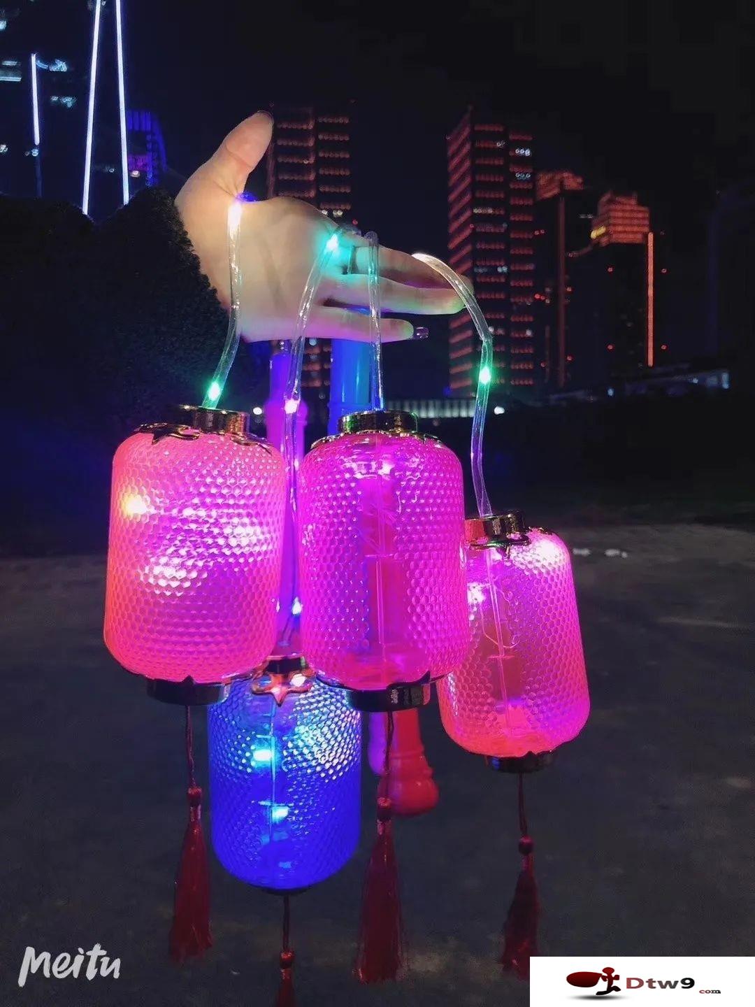 中秋國慶擺地攤賣什么最賺錢？發(fā)光燈籠新奇特玩具貨源批發(fā)