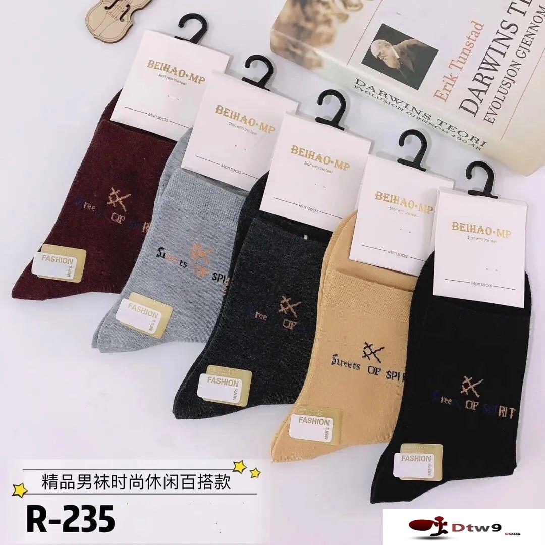 秋冬擺地攤賣襪子貨源批發(fā)，正規(guī)義烏小商品批發(fā)