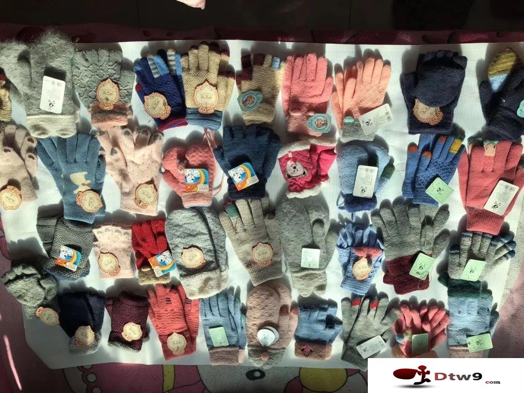 擺地?cái)傎uPU觸屏手套，5元模式精品手套批發(fā)貨源