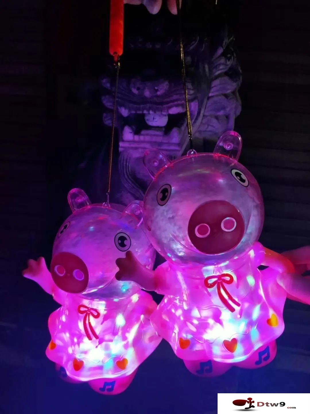 中秋國慶擺地攤賣什么最賺錢？發(fā)光燈籠新奇特玩具貨源批發(fā)