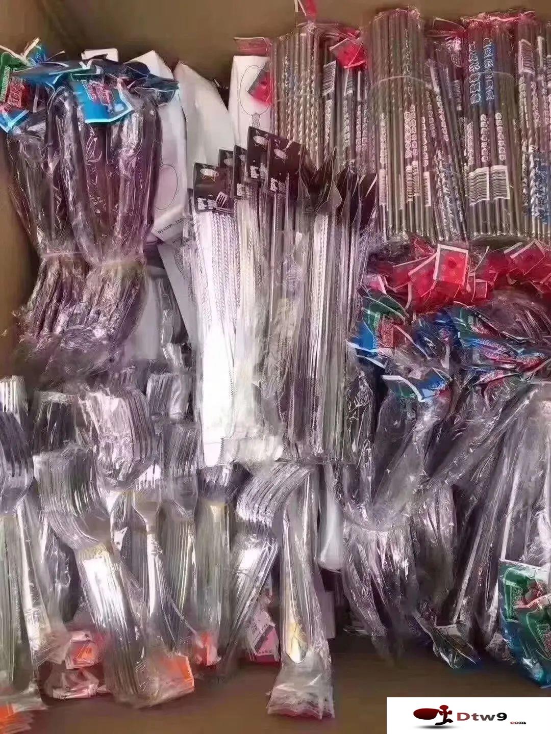 擺地攤賣廚房用品貨源，不銹鋼餐具_(dá)炒鍋_蒸菜器_椰殼抹布批發(fā)